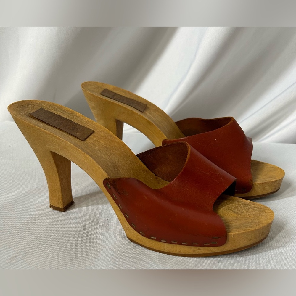 Elegant Brown Made in Italy vintage 70s high heel slide. Size 9
